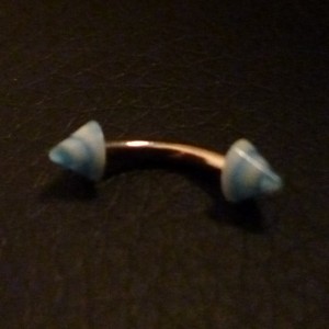 Piercing arcade blanc et bleu