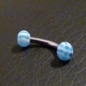 Piercing arcade blanc et bleu