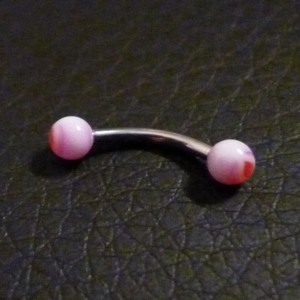 Piercing arcade blanc et rouge