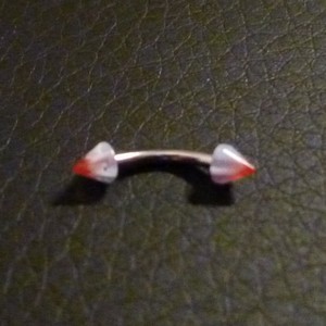 Piercing arcade blanc et rouge
