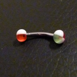 Piercing arcade blanc, rouge et vert