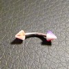 Piercing arcade violet, orange et blanc