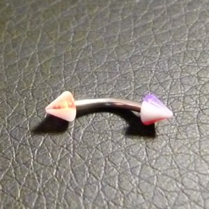 Piercing arcade violet, orange et blanc