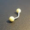 Piercing arcade jaune et blanc
