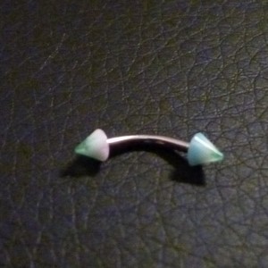Piercing arcade vert, bleu et blanc