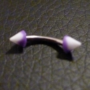 Piercing arcade violet et blanc
