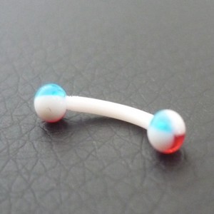 Piercing arcade bleu, blanc et rouge