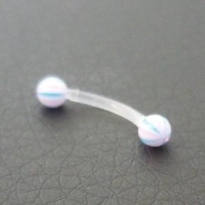Piercing arcade bleu, rose et blanc