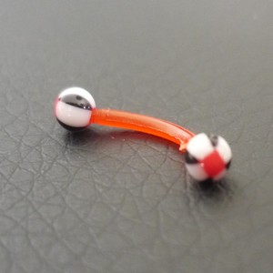 Piercing arcade orange, noir et blanc