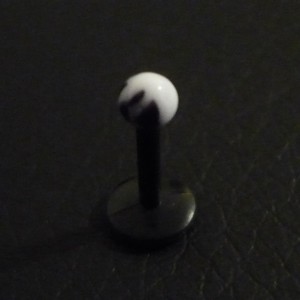 Piercing labret noir et blanc