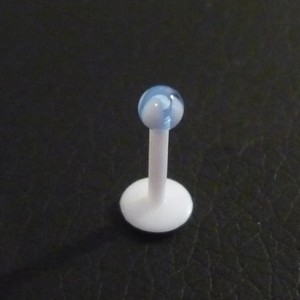 Piercing labret bleu et blanc
