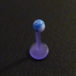 Piercing labret bleu et blanc motif : tête de mort