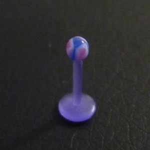 Piercing labret bleu, rose et blanc