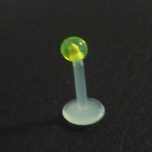 Piercing labret jaune