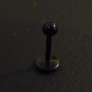 Piercing labret noir