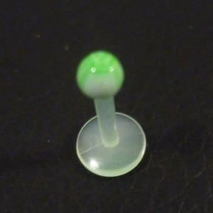 Piercing labret vert et blanc motif : tête de mort
