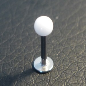 Piercing labret blanc