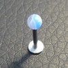 Piercing labret bleu