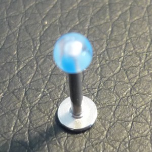 Piercing labret bleu