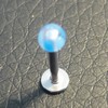 Piercing labret bleu
