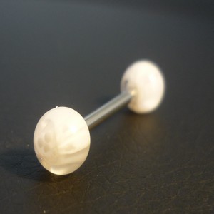 Piercing langue blanc motif : tête de mort