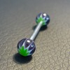 Piercing langue noir et vert motif : feuille