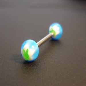 Piercing langue bleu et vert motif : lapin