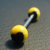 Piercing langue jaune et noir motif : coeur