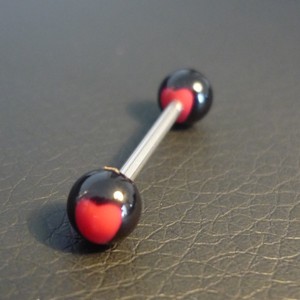 Piercing langue rouge et noir