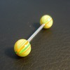 Piercing langue orange et vert