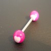 Piercing langue rose et blanc motif coeur