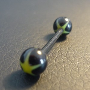 Piercing langue noir et jaune