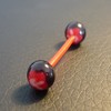 Piercing langue noir et rouge motif : lapin