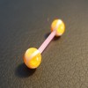 Piercing langue orange, blanc et paillette