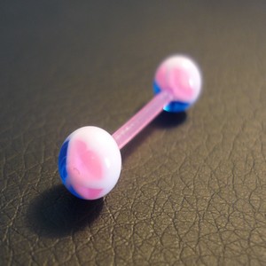 Piercing langue rose et bleu