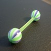 Piercing langue bleu, vert et blanc