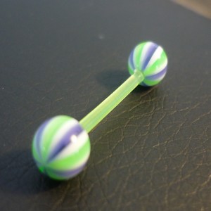 Piercing langue bleu, vert et blanc