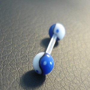 Piercing langue bleu et blanc motif : ying yang