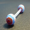 Piercing langue orange et bleu