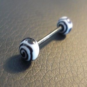 Piercing langue noir et blanc