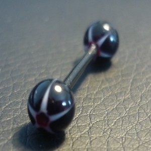 Piercing langue noir et blanc