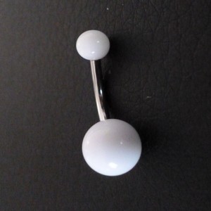 Piercing nombril blanc