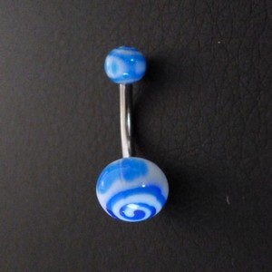 Piercing nombril bleu et blanc