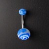 Piercing nombril bleu et blanc