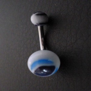 Piercing nombril bleu et blanc