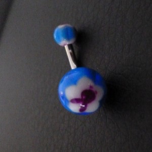 Piercing nombril bleu, blanc et rose motif : lapin