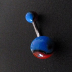 Piercing nombril bleu et rouge ying