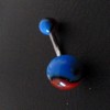 Piercing nombril bleu et rouge ying