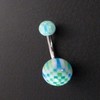 Piercing nombril bleu, vert et blanc