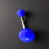 Piercing nombril bleu